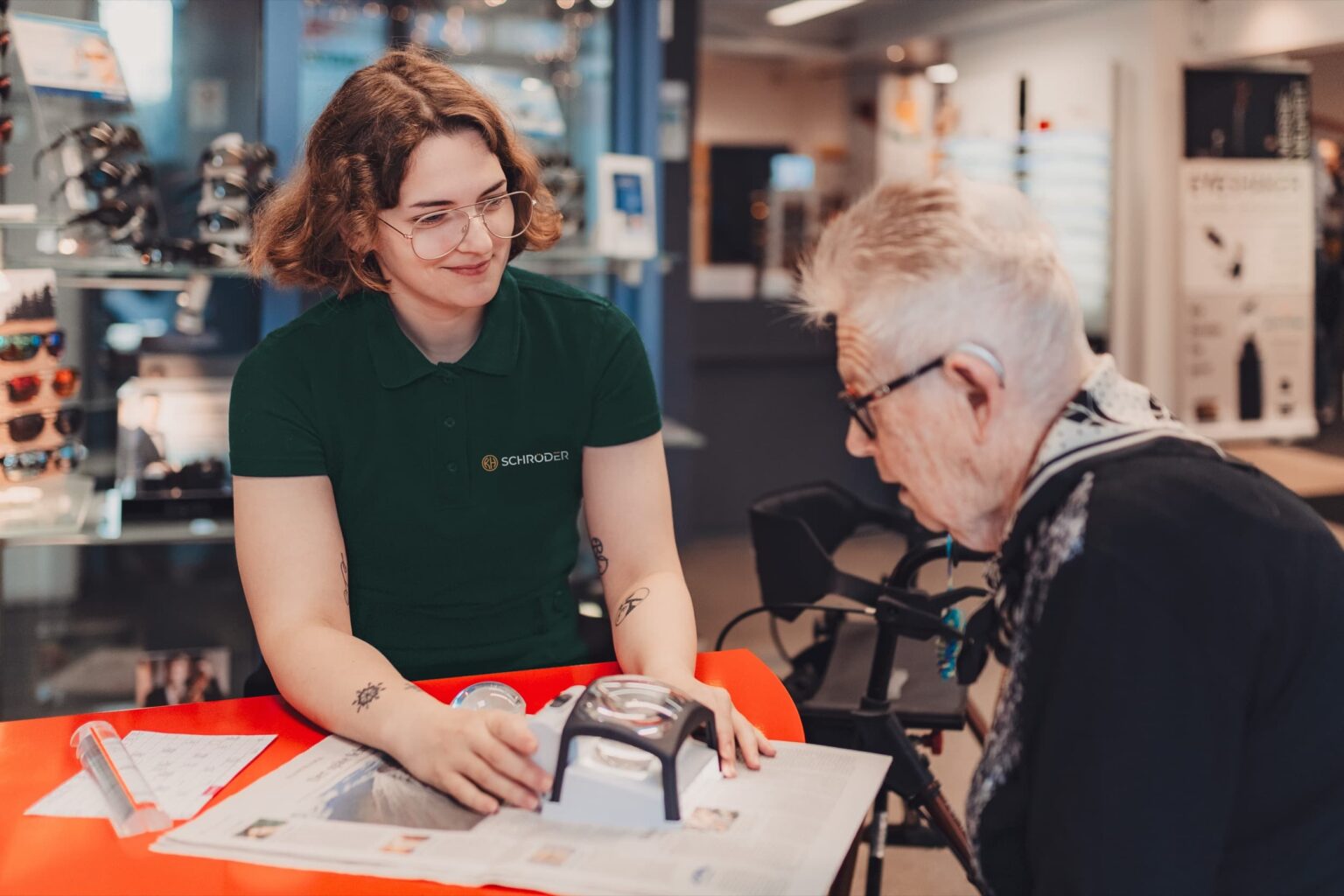 38_2024_11_23_Optik_Schroeder_Sehen_CWarneke_Logo Kopie