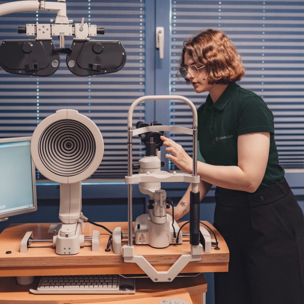 69_2024_11_23_Optik_Schroeder_Sehen_CWarneke_Logo Kopie